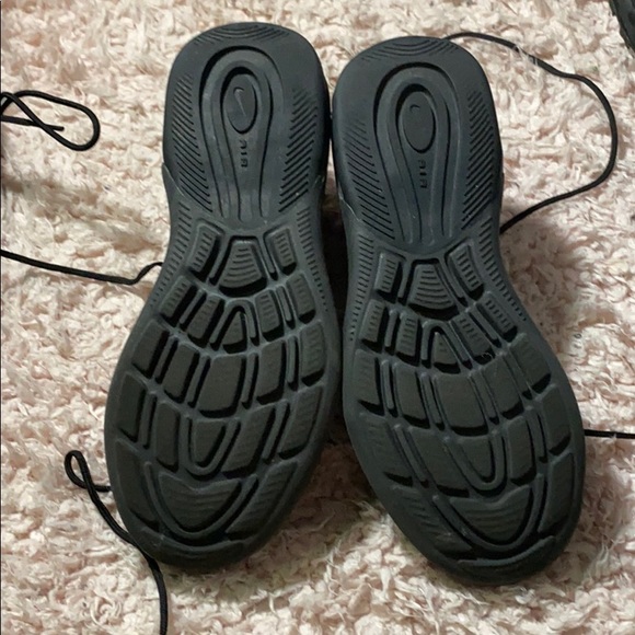 Girls Nike’s - Picture 3 of 3